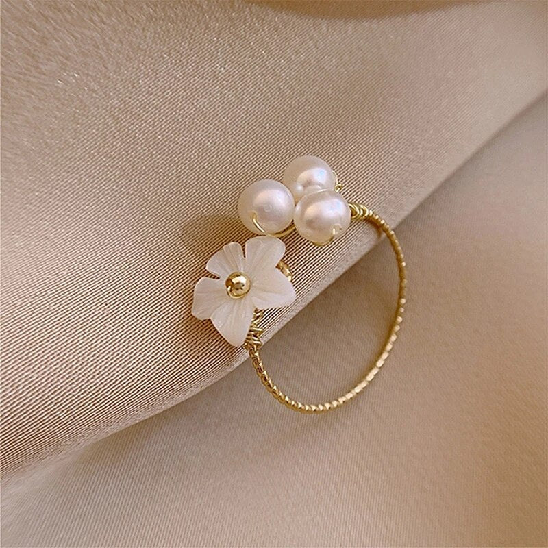 White Blossom Ring With Pearls In Gold