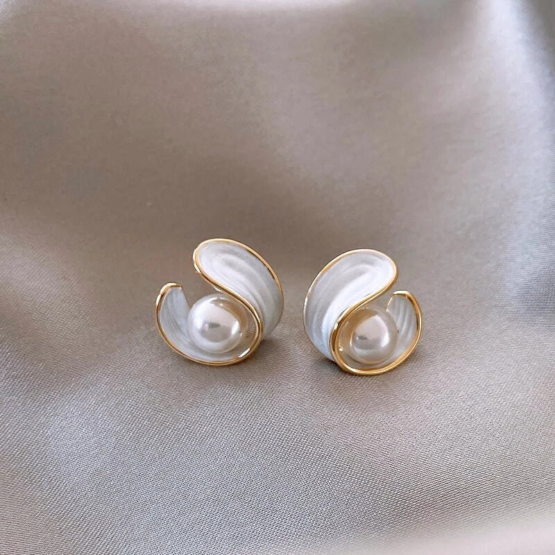 Romantic Gold Earring For Special Moments