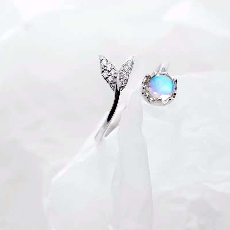 Dolphin Tail Adjustable Ring In Silver And Blue Zirconia