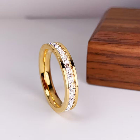 Fine Trail Zirconia Gold Ring
