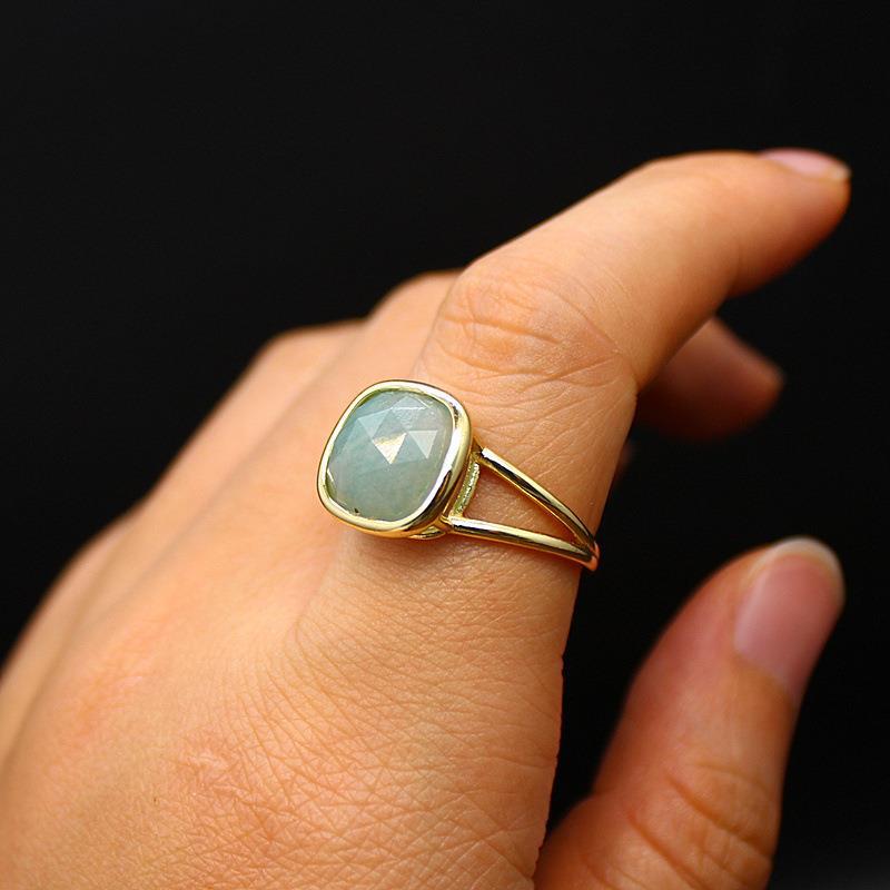 Elegant Aquamarine Ring