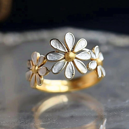Elegant Daisy Ring