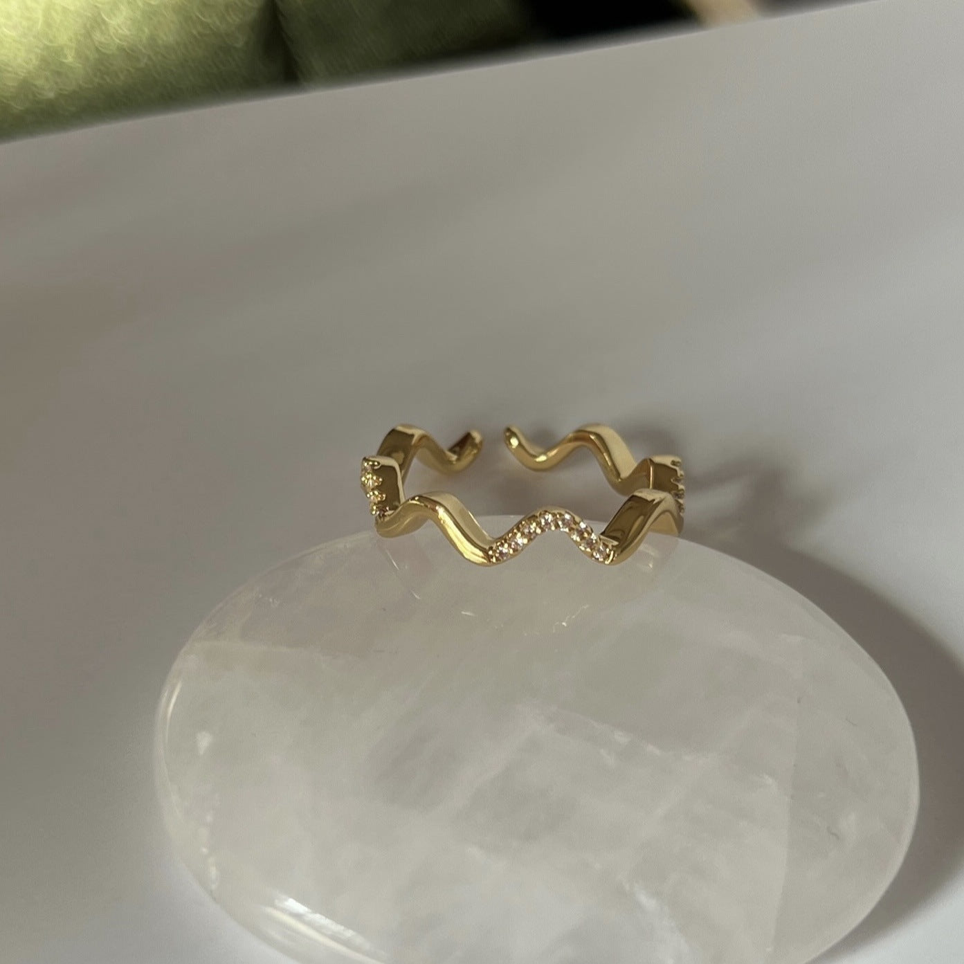 Elegant Wavy Gold Ring