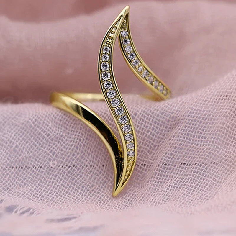 Elegant Flame Gold Twist Ring