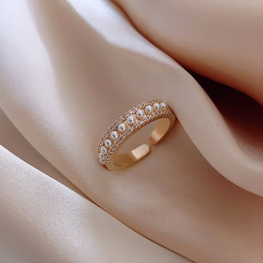 Luxury Ring In Gold And Pearls