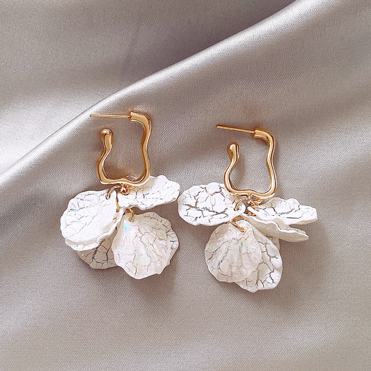 Elegant Earrings With White Petals